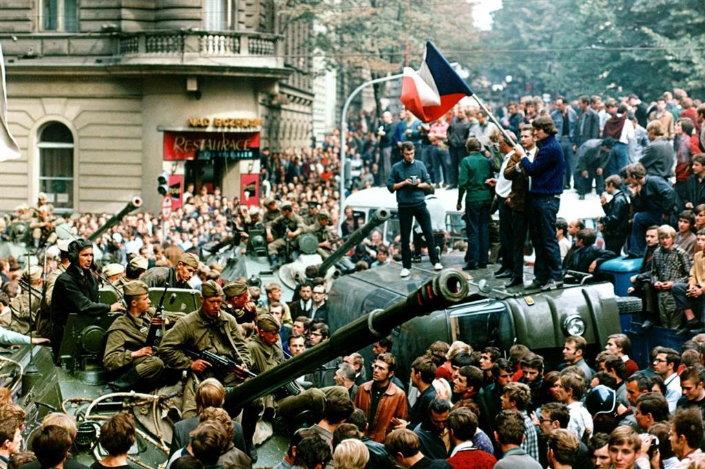 Giovani in piedi sui carrarmati sovietici a Praga il 21 agosto 1968 (Libor Hajsky/Ansa)