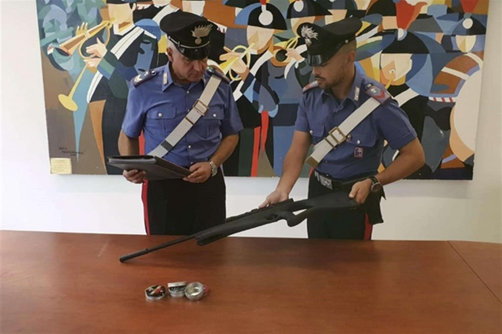 Il fucile e i proiettili di piombo rinvenuti dai Carabinieri durante le perquisizioni ad Aprilia (Ansa)