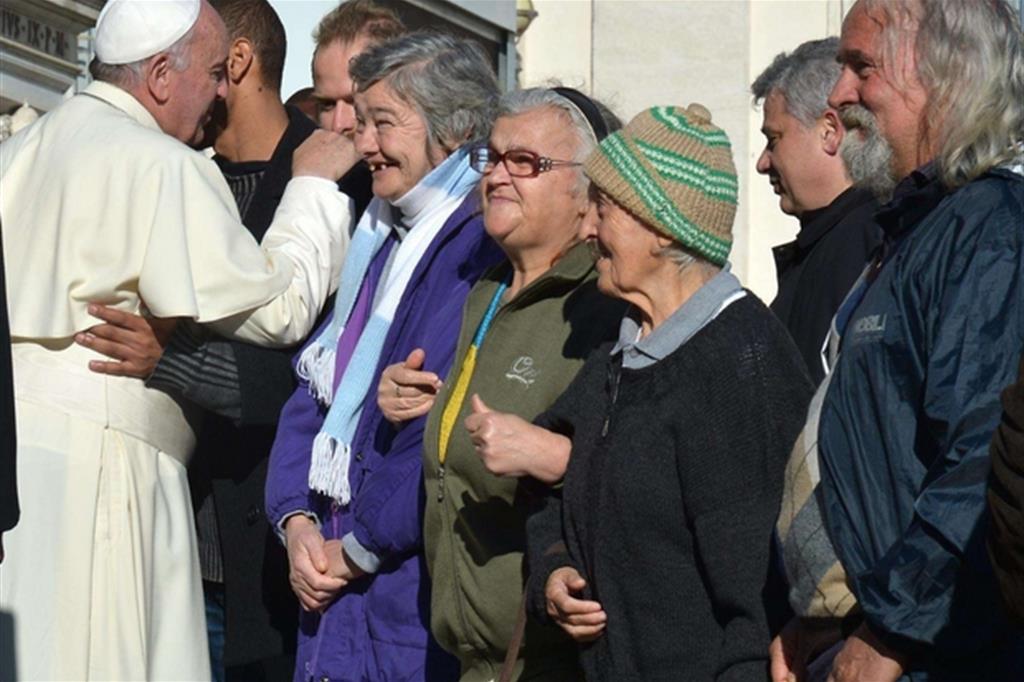 Francesco: «Dio ascolta grido dei poveri, non chi li critica»
