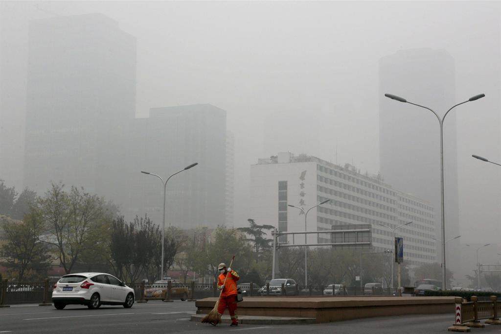 Un'immagine dello smog sopra le strade di Pechino (Ansa)