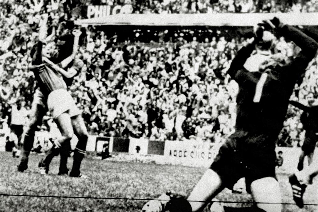 Città del Messico, 17 giugno 1970: Rivera ha segnato il gol del 4 a 3 nella partita tra Italia e Germania, semifinale dei Mondiali (Ansa)