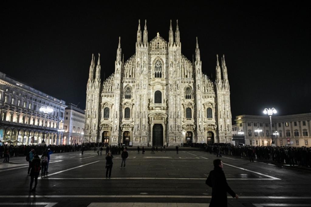 Il Duomo di Milano come si presenta adesso in attesa che venga rinnovata l'illuminazione (Fotogramma)