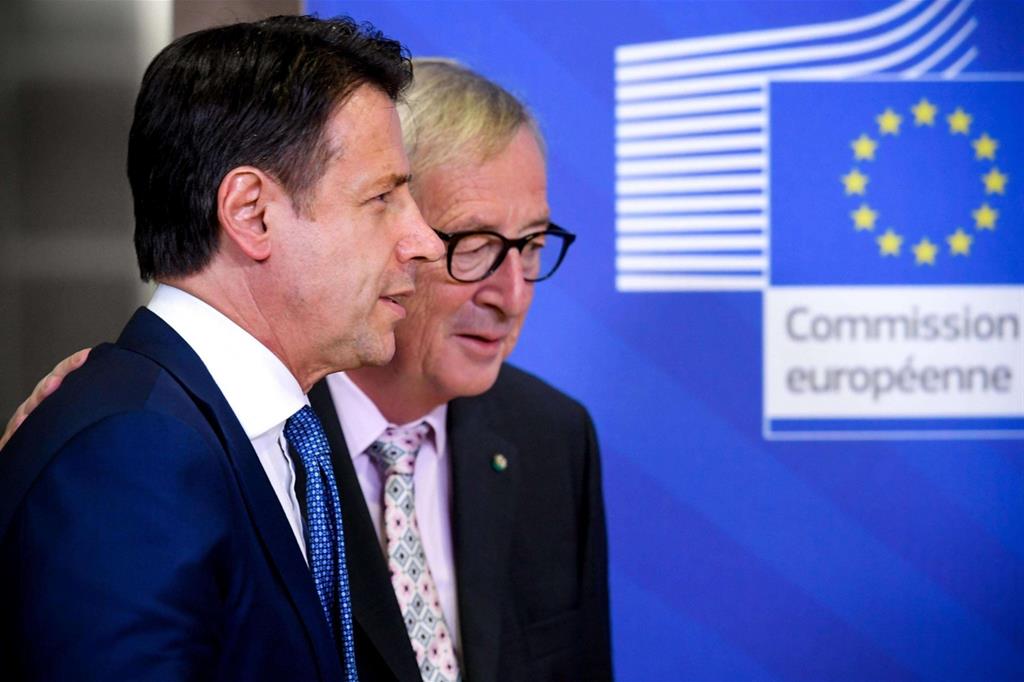 Il premier Conte con il presidente della Commissione Europea Juncker (Ansa)