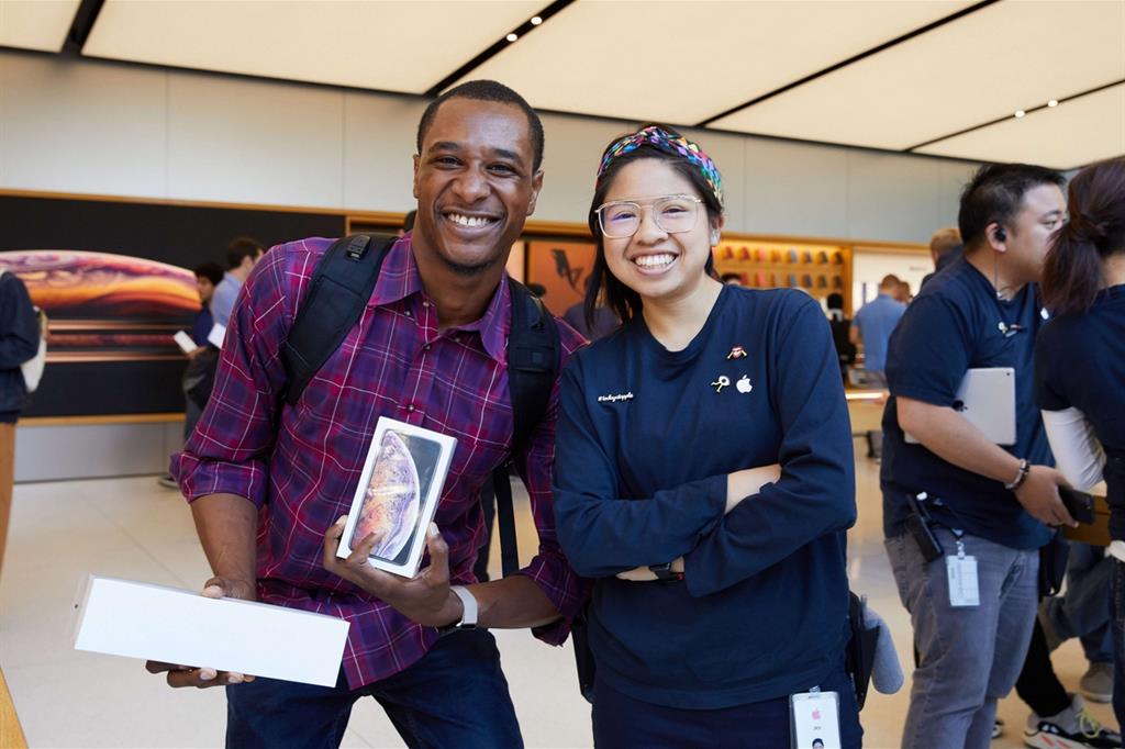L'entusiasmo di un cliente in un Apple Store di San Francisco (foto Apple)