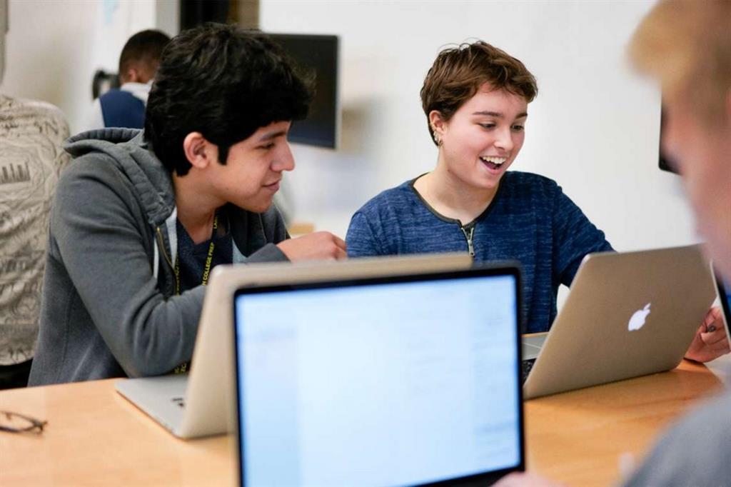 Studenti imparano a programmare app con Swift, il sistema di Apple (foto Apple)
