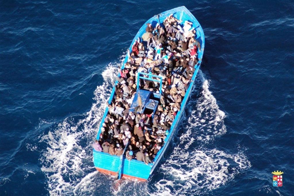 Un barcone di migranti in fuga attraverso il Mediterraneo (Marina militare / Ansa)