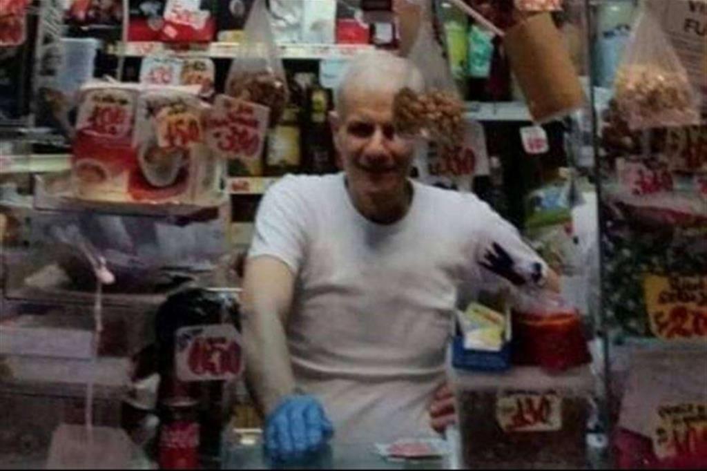 Il salumiere Antonio Ferrara nel suo negozio dove un uomo per rapinarlo gli punta una pistola alla testa; lui cardiopatico si accascia a terra e muore d'infarto.