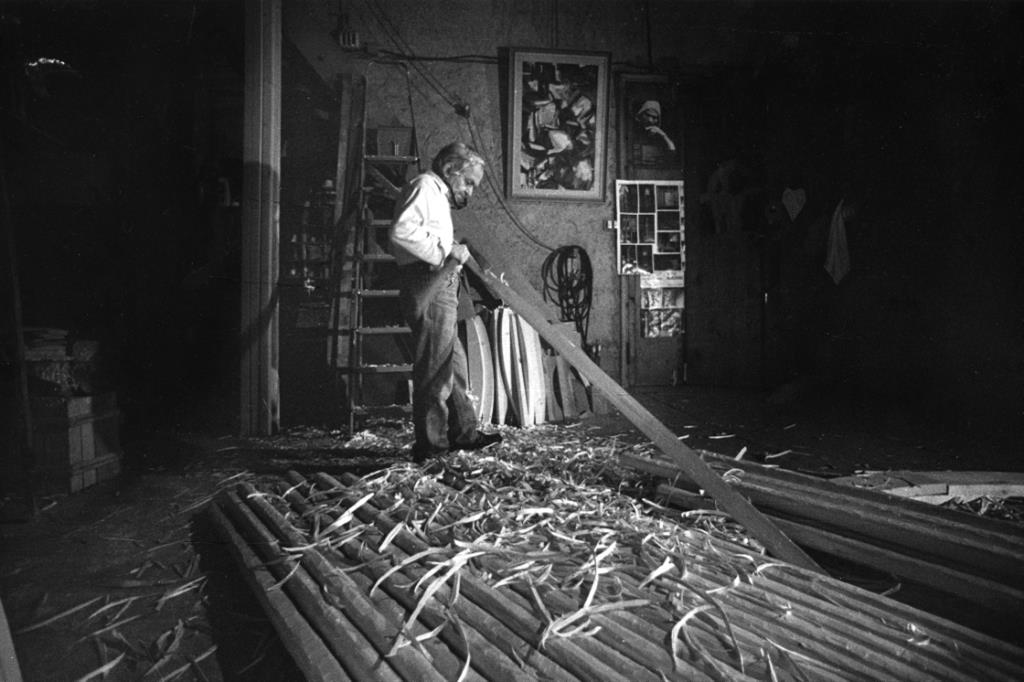 Tito Amodei mentre lavora sulla sua opera "La grande scultura", 1986 (Galleria Sala 1).