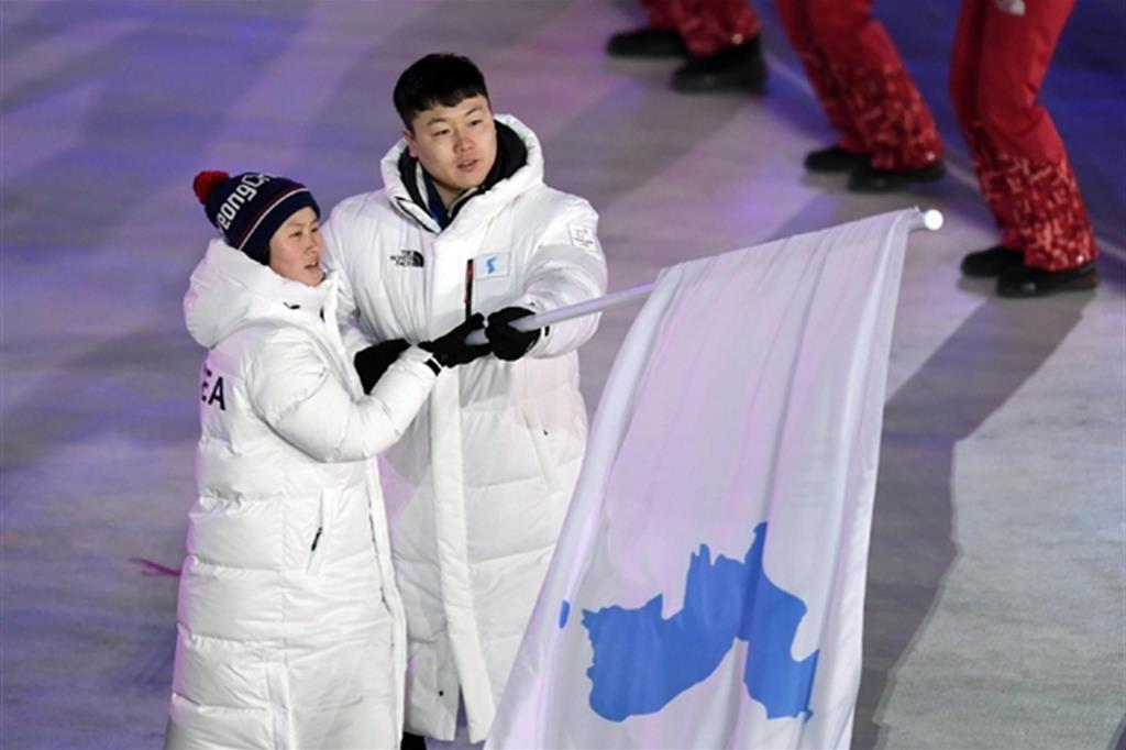 La bandiera "unificata" delle due Coree all'inaugurazione dei Giochi invernali di PyeongChang nel febbraio scorso (Ansa)