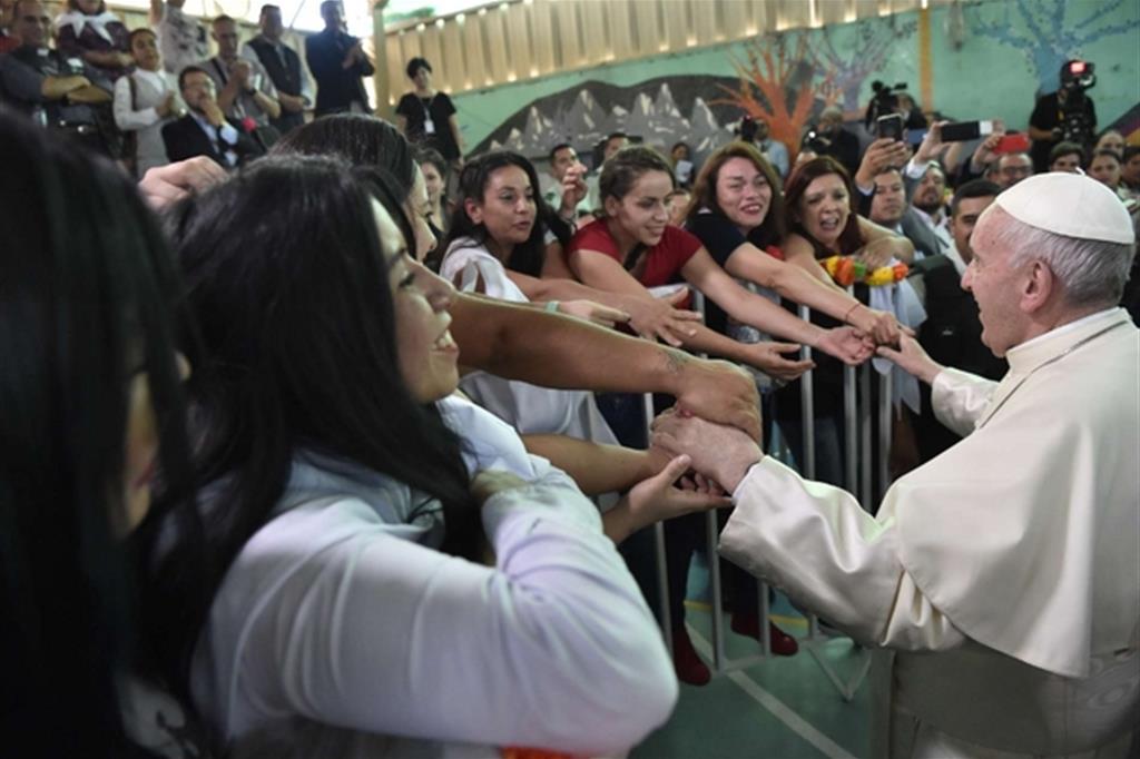 Il Papa in Cile: non abbiamo bisogno di supereroi, ma di compassione