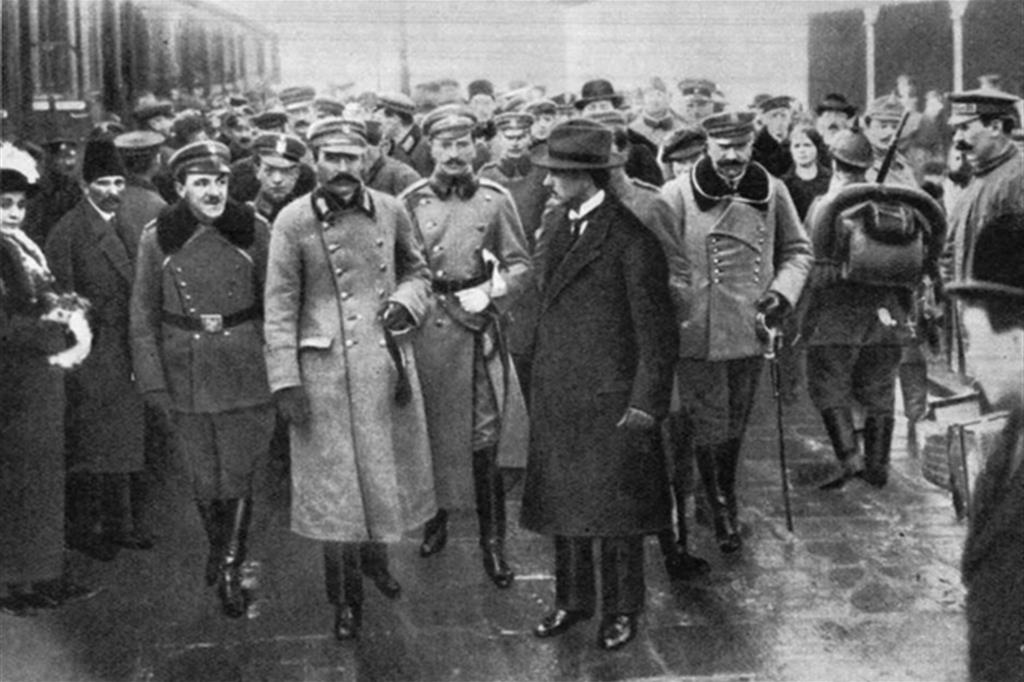 Józef Pilsudski, padre dell'indipendenza polacca, nella stazione di Varsavia l’11 novembre del 1918
