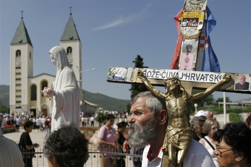  A Medjugorje il visitatore del Papa accanto ai 2 milioni di pellegrini