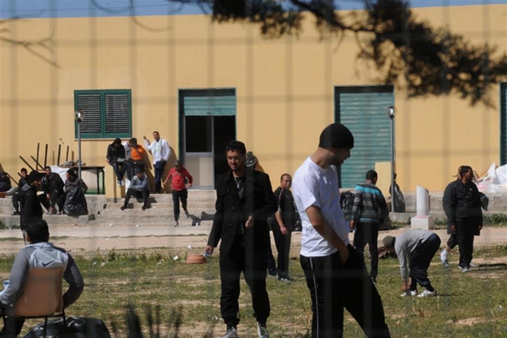 Immigrati in un centro di prima accoglienza a Lampedusa