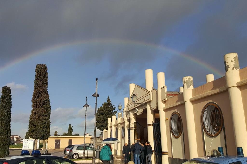 L'arcobaleno sullos fondo del cimitero dove riposa don Peppe Diana (foto Mira)