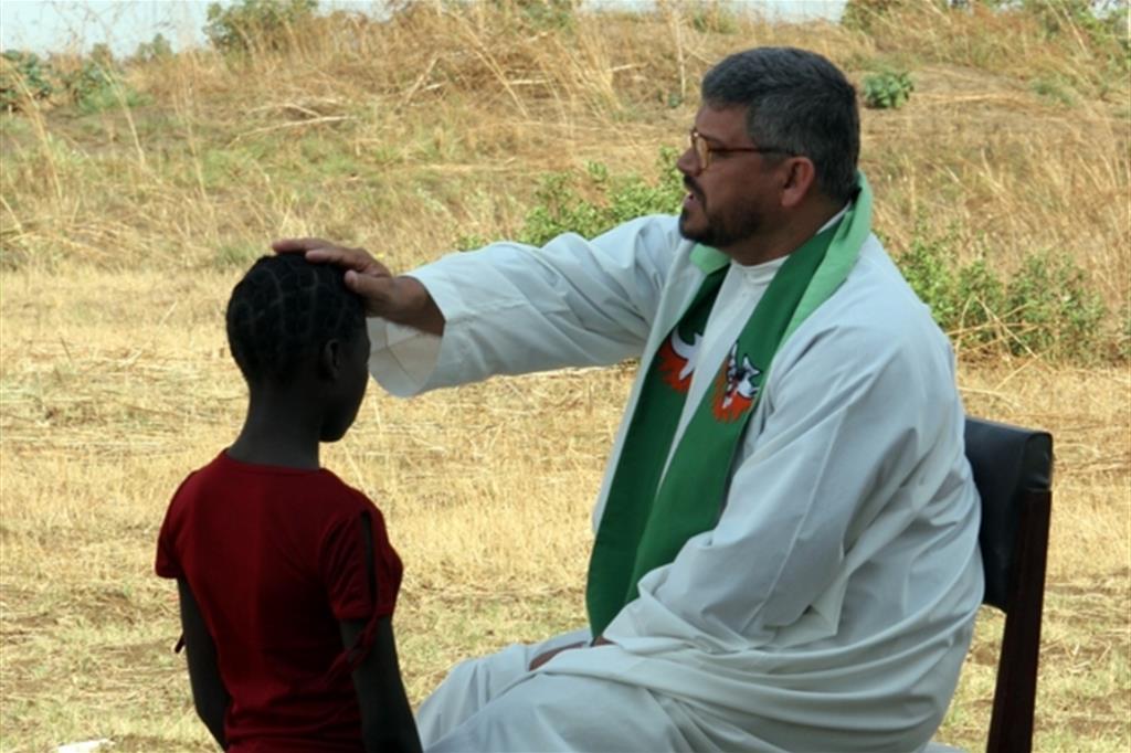 Un sacerdote fidei donum mentre confessa nella periferia di Lusaka in Zambia