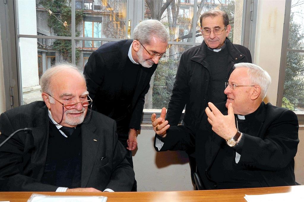 A destra il cardinale Gualtiero Bassetti con l'arcivescovo Mario Delpini e l'ex sindacalista Savino Pezzotta (Fotogramma)