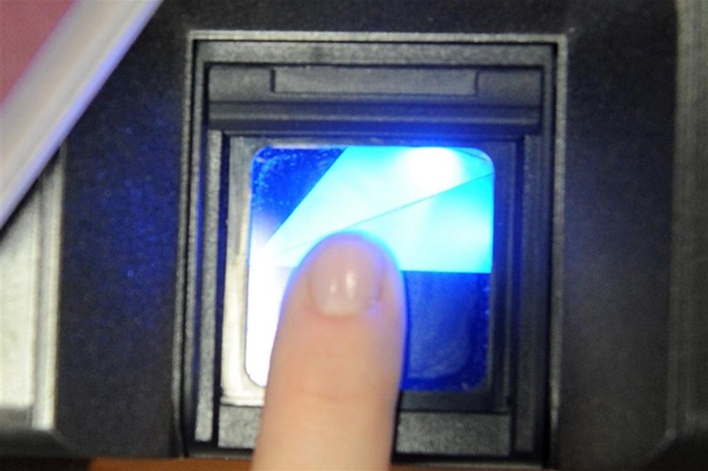 L'acquisizione delle impronte digitali. I cittadini della provincia di Milano potranno, a partire da domani 10 marzo, ottenere il nuovo passaporto elettronico con le impronte digitali.