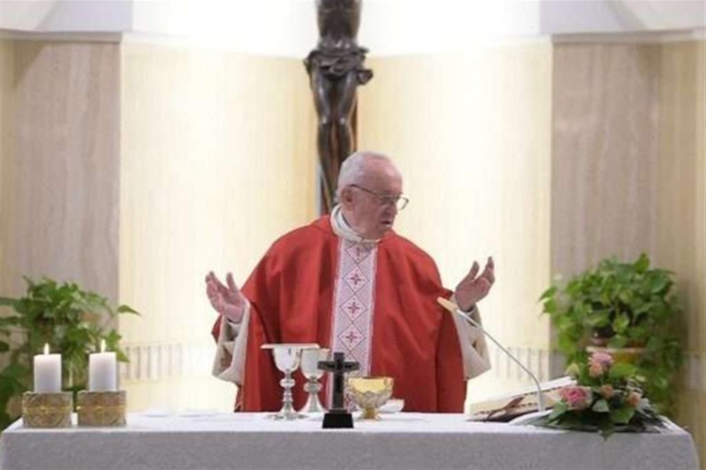 Papa: la fede si trasmette con l’amore e la testimonianza