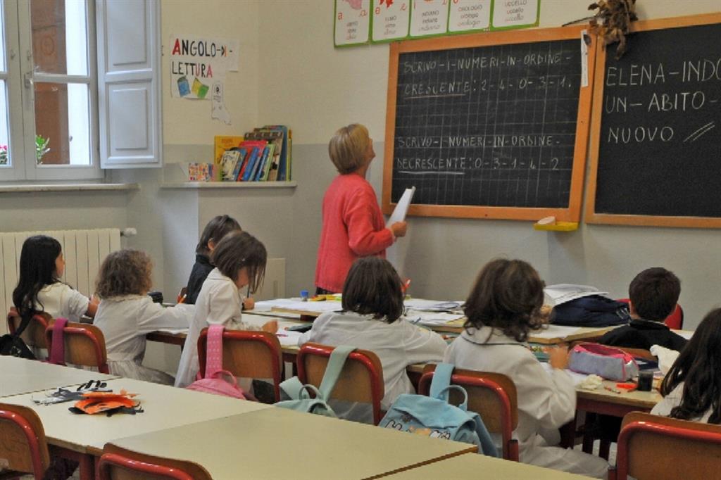 Bambini in classe, in una foto d'archivio (Ansa)