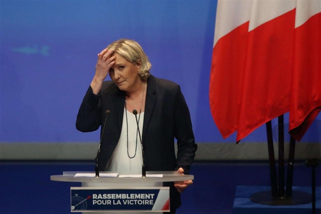 Marine Le Pen tiene il suo discorso durante il XVI congresso del Fronte National a Lille (Epa)