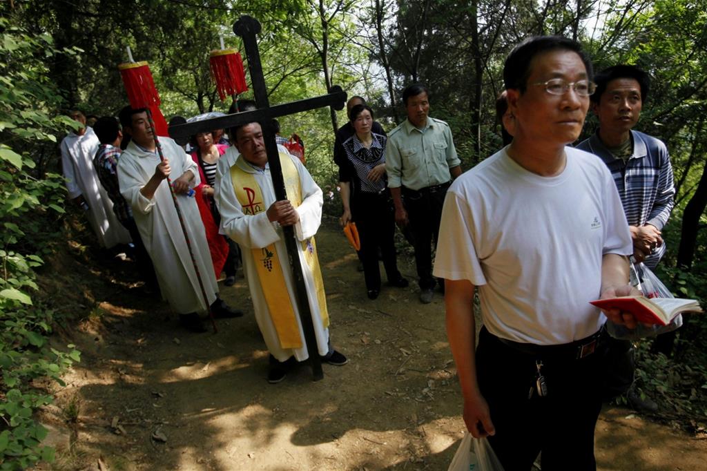 Una processione di cattolici in Cina (Ansa)