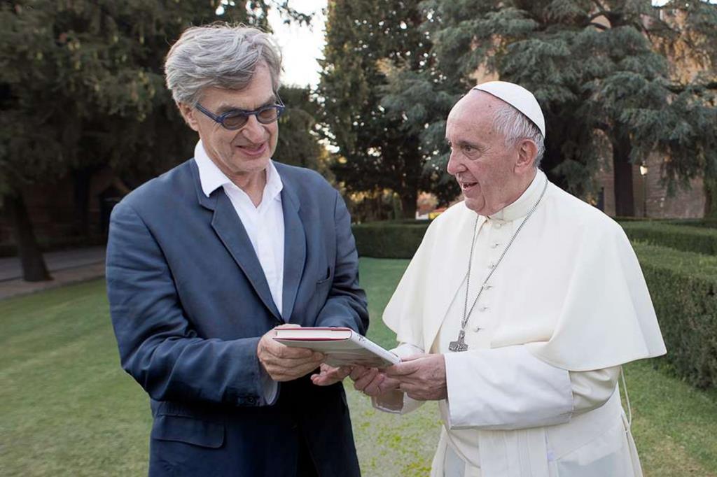 Il regista Wim Wenders con il Papa durante le riprese del suo film