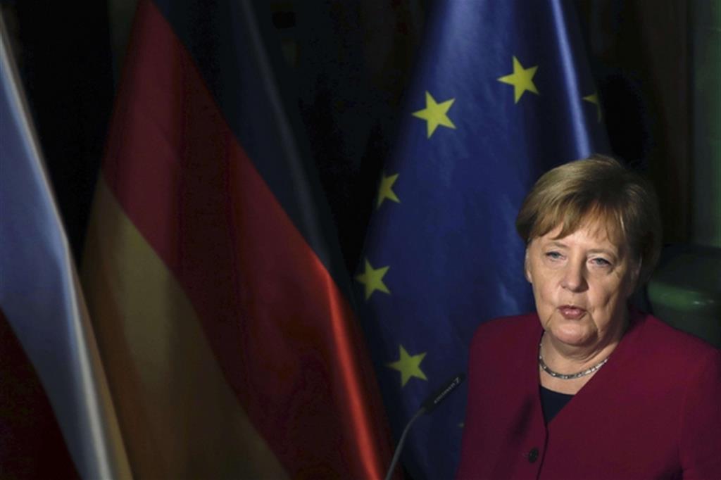 La cancelliera Angela Merkel, in Assia, rischia di dover affrontare un'altra sconfitta del partito che rischierebbe di minare gli equilibri nazionali (Ansa)