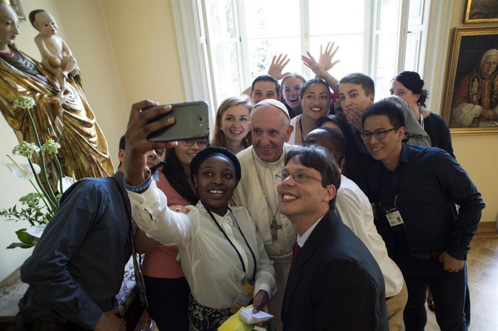 Il Papa con i giovani a Cracovia (luglio 2016, Ansa)