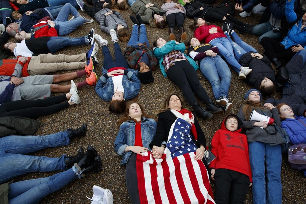 Una manifestazione contro le armi negli Usa, dopo la strage di febbraio in una scuola della Florida (Ansa)