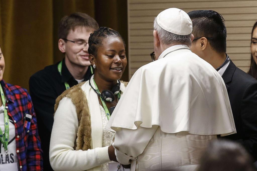 Il Papa con i giovani (Ansa)