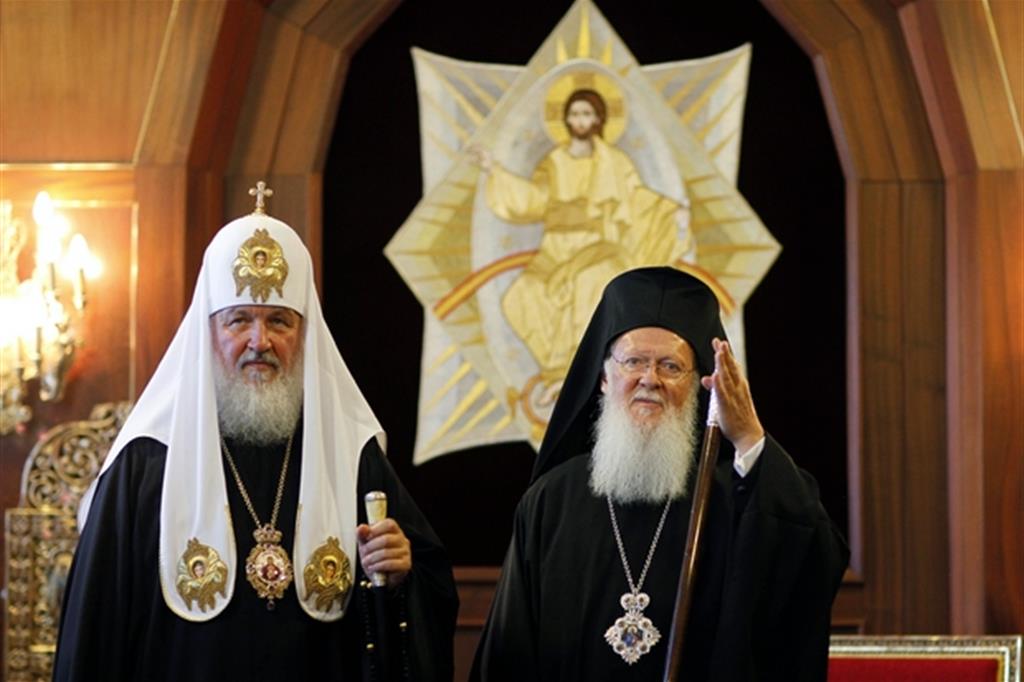 Il patriarca della Chiesa ortodossa russa, Kirill (a sinistra), e il patriarca di Costantinopoli, Bartolomeo I
