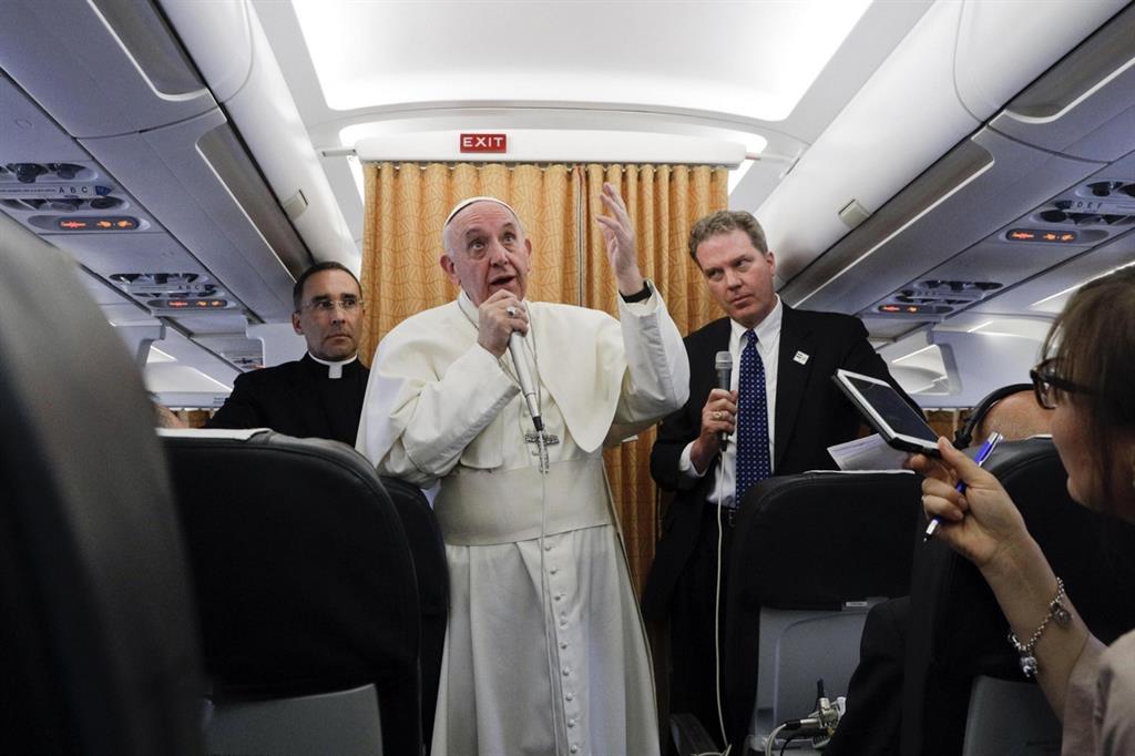 Il Papa in aereo risponde ai giornalisti. Lo fece pure il 26 agosto sul dossier Viganò (Ansa)