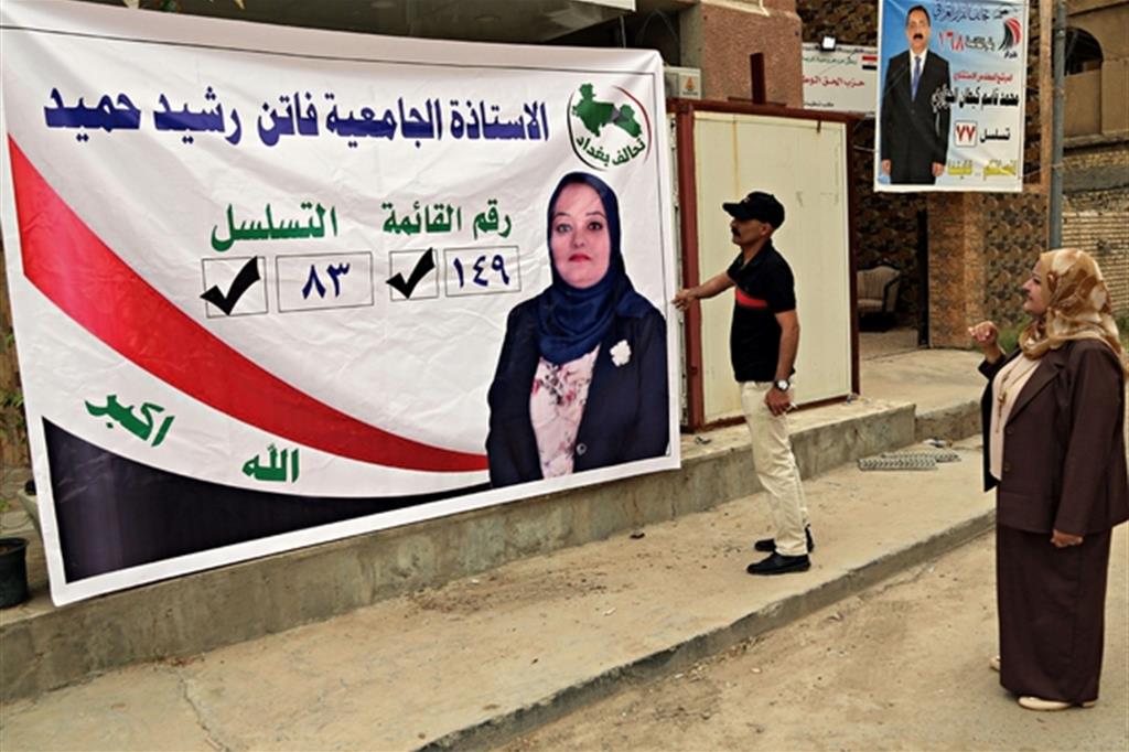 Manifesto elettorale a Baghdad. L'Iraq è chiamato a eleggere il Parlamento sabato 12 maggio (Ansa)