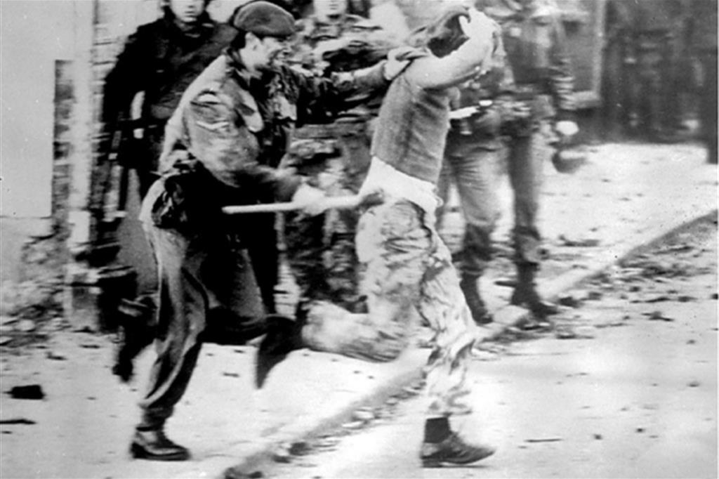 Bloody Sunday - Il 30 gennaio del 1972 un gruppo di paracadutisti inglesi spara  sui dimostranti  per i diritti umani: i morti sono 14, decine i feriti È la tragedia simbolo di un anno di sangue (Ansa)