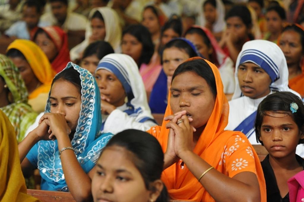 Suore e fedeli in preghiera a Bhubaneswar nell’Orissa