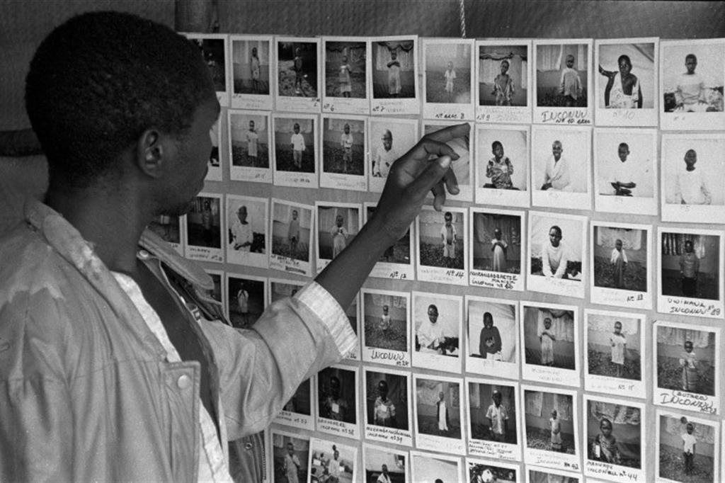 Ruanda, 1994: un padre cerca il figlio tra le foto dei bimbi rintracciati dalla Croce rossa