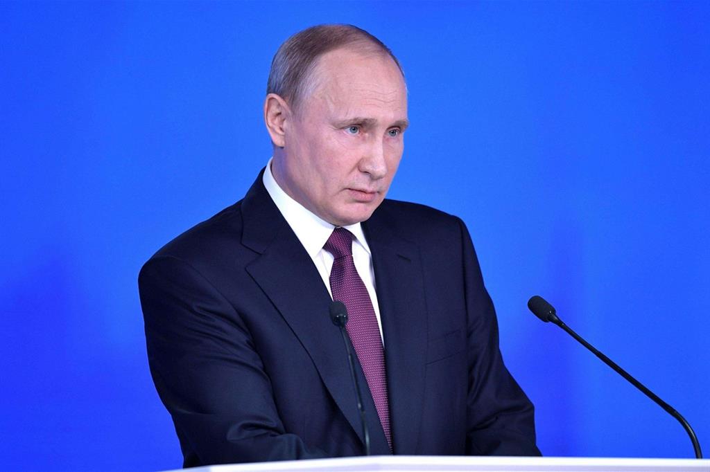 Il presidente russo Vladimir Putin durante il discorso di stamattina a Mosca (Ansa)