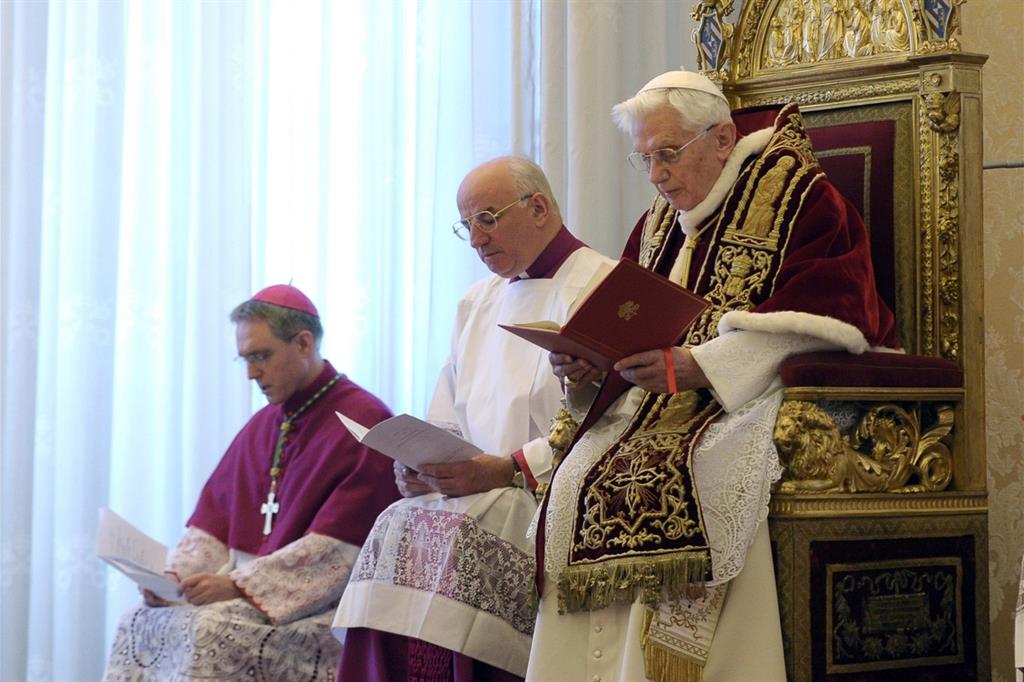 Benedetto XVI il giorno della rinuncia (Osservatore Romano)
