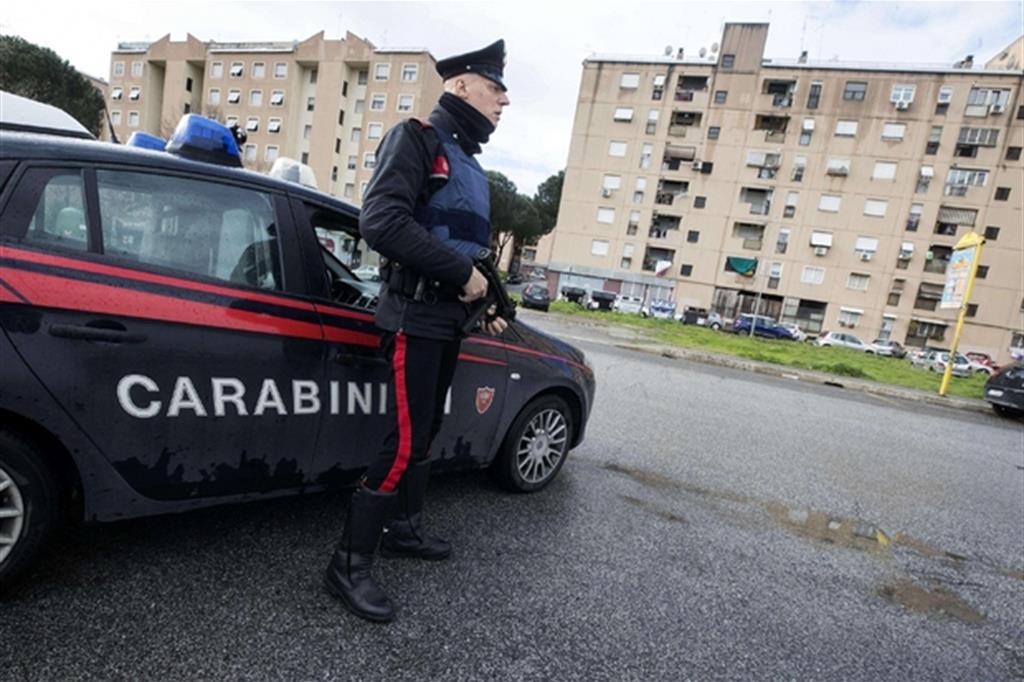 Carabinieri impegnati nell'operazione antimafia nel quartiere San Basilio di Roma