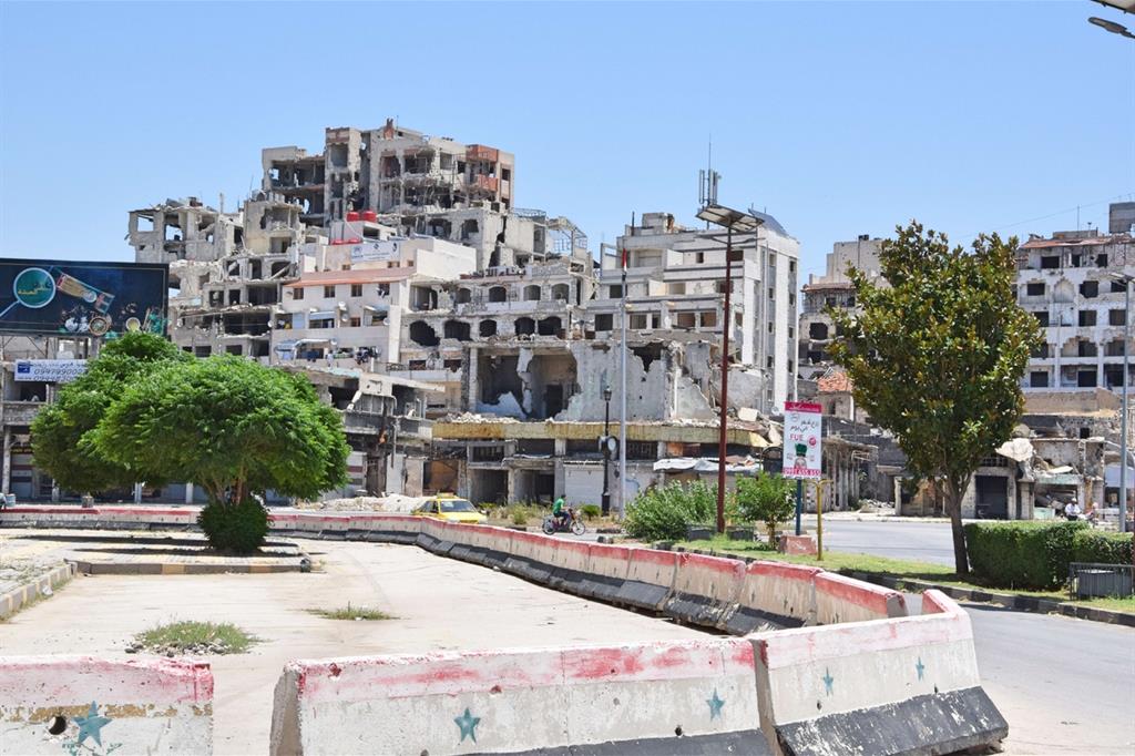 La distruzione della guerra negli edifici della città di Homs
