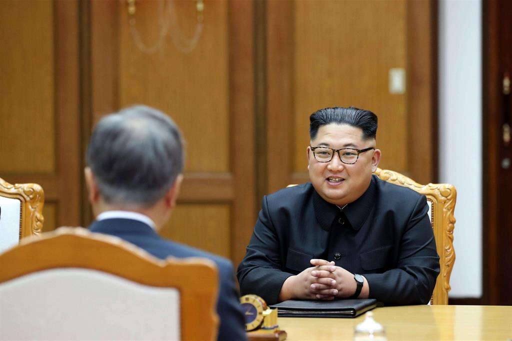 Il faccia a faccia tra il presidente sudcoreano Moon Jae-In e il leader di Pyongyang Kim Jong-un (Ansa)