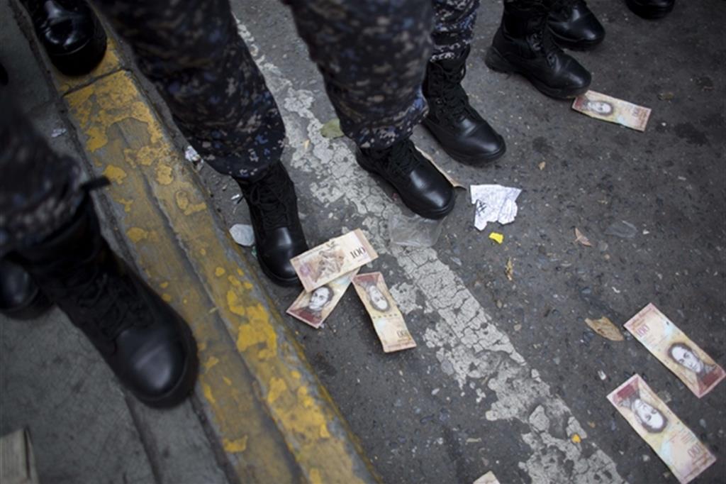 Alcuni venezuelani per protesta contro le riforme hanno buttato i vecchi biglietti da 100 bolivares, Ansa