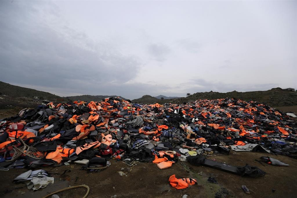 Isola di Lesbo, giubbotti di salvataggio usati da migranti (Ansa)