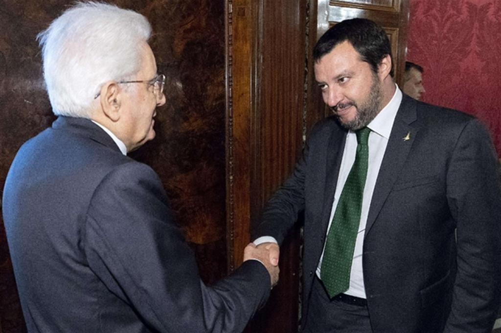 Il presidente Mattarella e il ministro dell'Interno Salvini (Ansa)