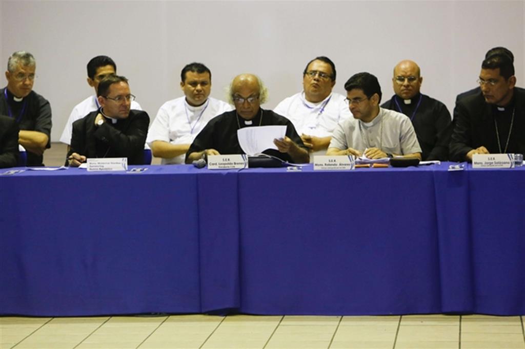 Il gruppo di vescovi (al centro il cardinale Leopoldo Brenes) che in qualità di mediatori ieri ha incontrato il governo a Managua (Ansa)