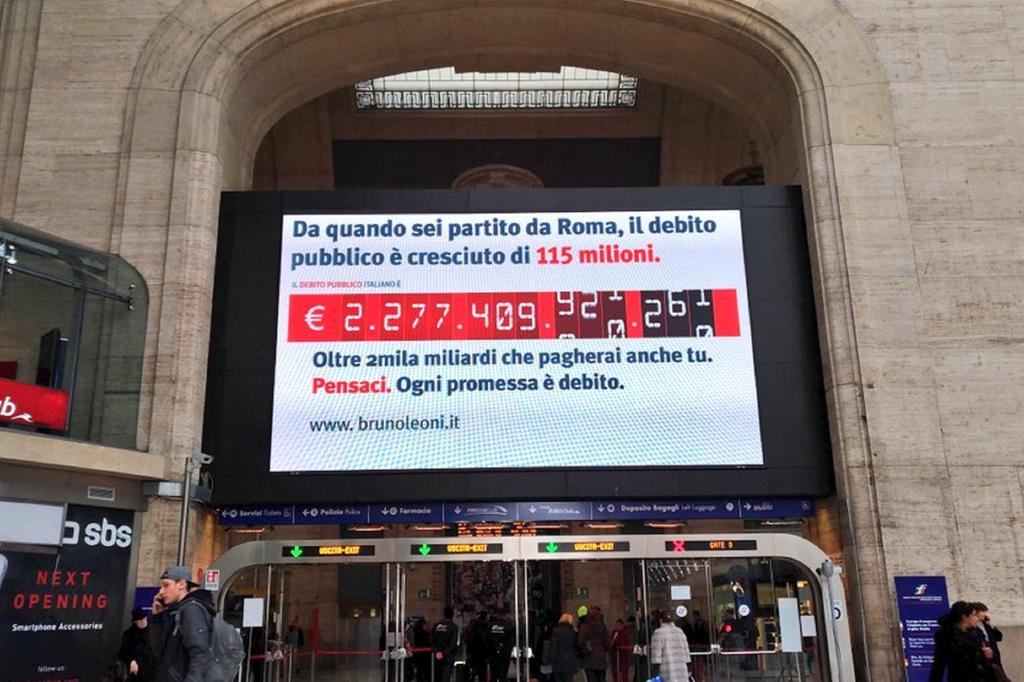 Il contatore del debito pubblico piazzato dall'Istituto Bruno Leoni nella stazione di Milano Centrale