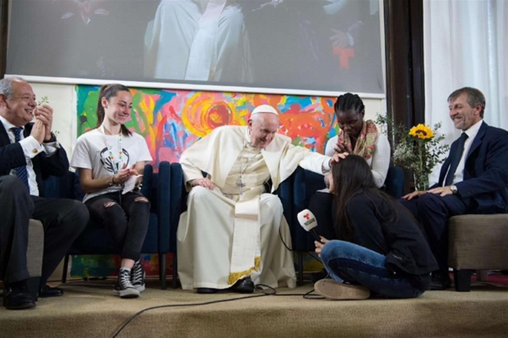 Papa Francesco all'Incontro internazionale della gioventù organizzato dalla Fondazione Scholas Occurrentes (Ansa)