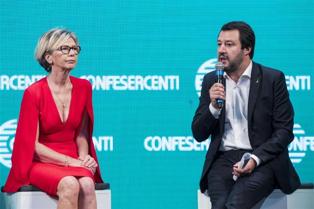 Il vicepremier Matteo Salvini con il presidente Confesercenti Patrizia De Luise. (Ansa)