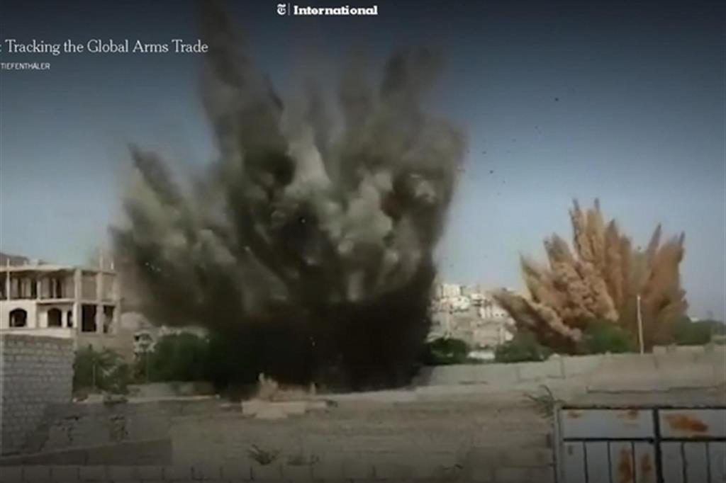 'Bombe italiane vendute a Riad usate su civili'. Un fermo immagine del video pubblicato on line dal New York Times