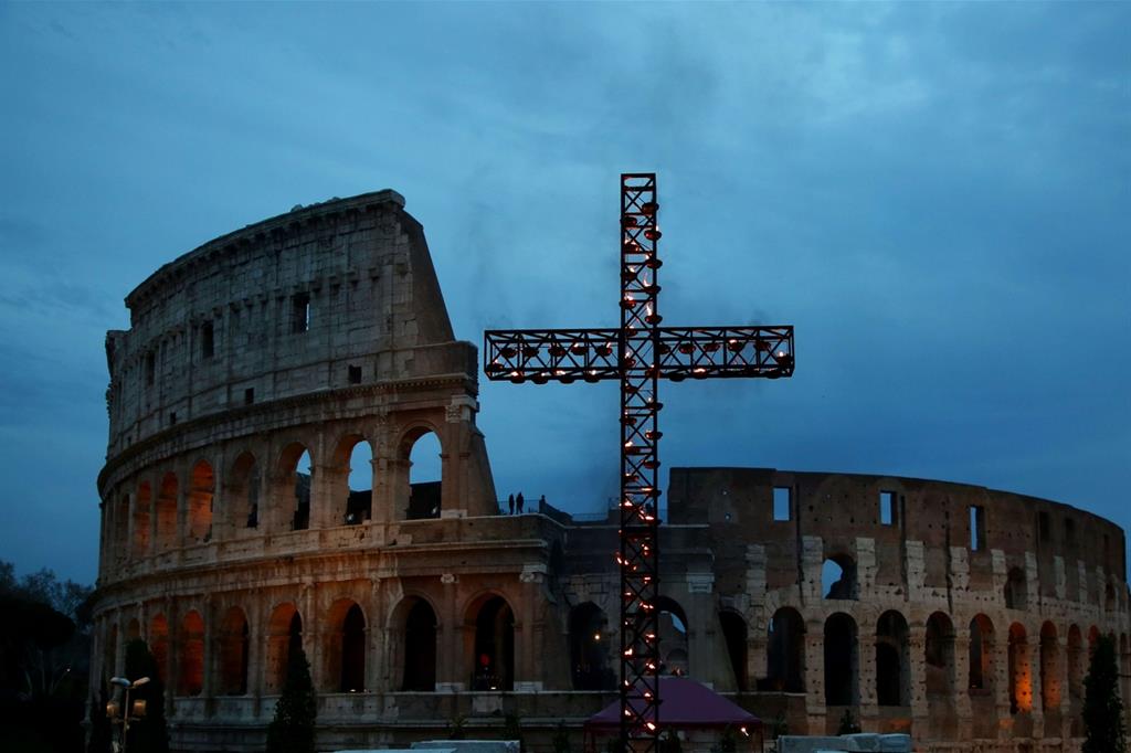 La Via Crucis al Colosseo (Foto Siciliani)